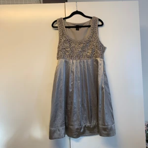 Champagne färgad klänning  - Säljer denna klänning från vila, aldrig använd