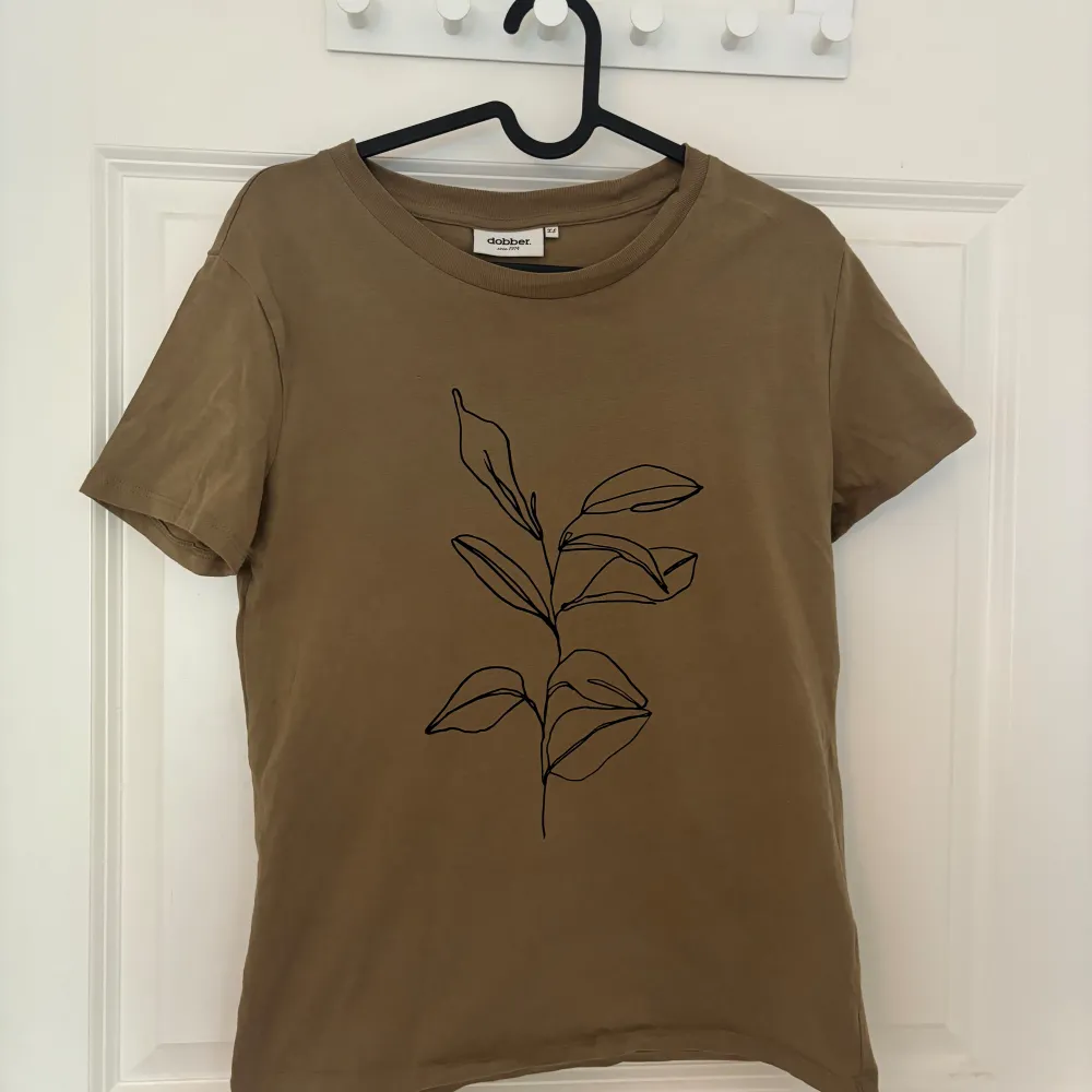 En jättefin brun t-shirt från Dobber! Storlek xs! I mycket bra skick! Skriv vid mer info!. T-shirts.