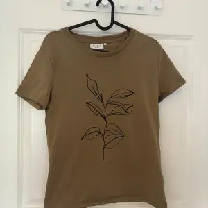 En jättefin brun t-shirt från Dobber! Storlek xs! I mycket bra skick! Skriv vid mer info!