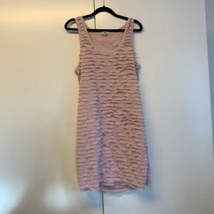 Jättefin sommarklänning  - Säljer denna vackra ljusrosa sommarklänningen, inga tecken på användning💗