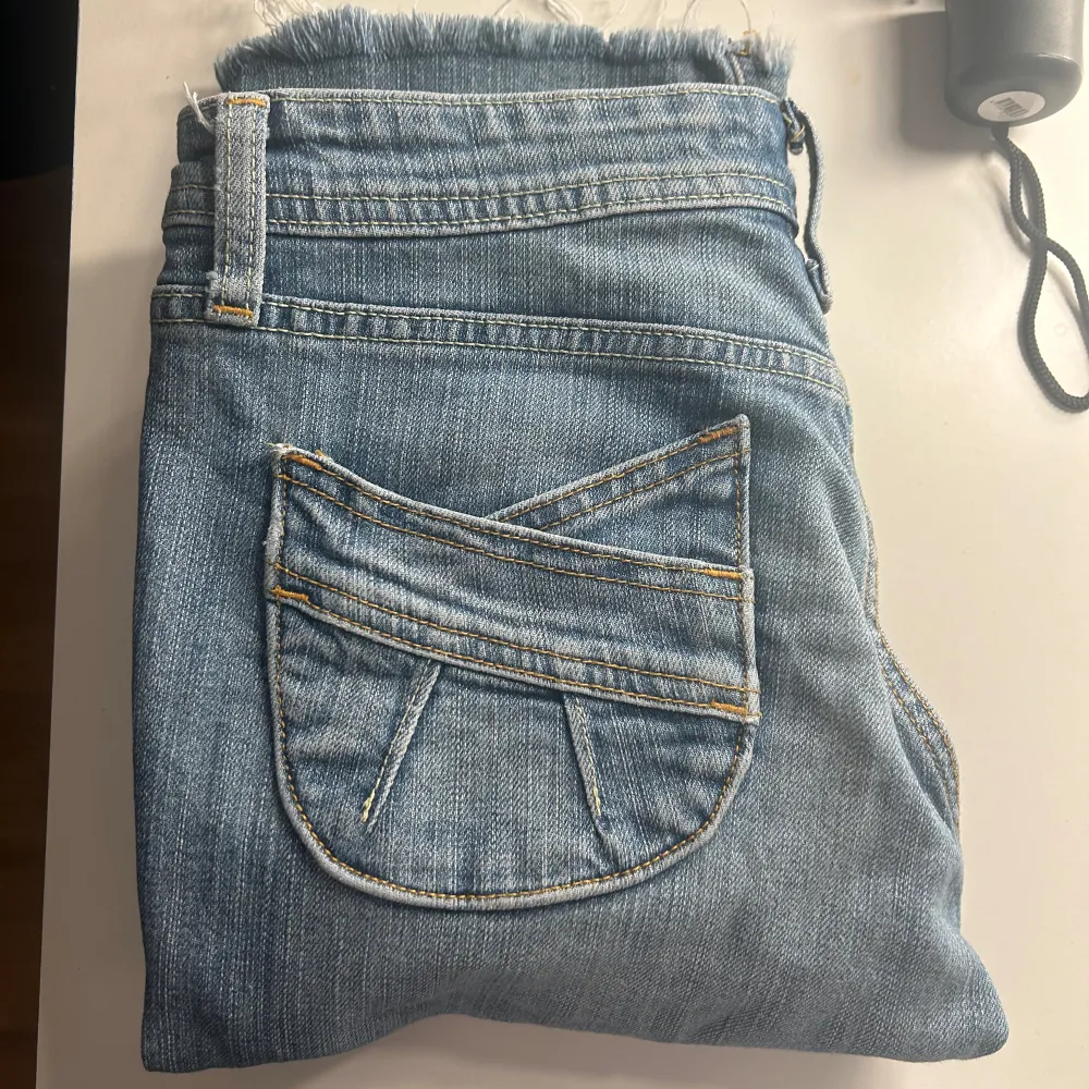 Säljer dessa fina ljusblåa jeans från Levis med coola fickor. Säljer pga att de är precis förkorta för mig som är ca 168.. Jeans & Byxor.