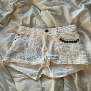 Vita shorts - Ett par vita shorts från oddmolly med superfina detaljer💕 