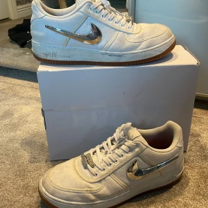 Air Force 1 Low Travis Scott  - Skick är 10/10 men är lite smutsiga bara.  Storlek 46 men passar 45 bra  Säljer pga att de inte passar min stil längre  DM för fler frågor eller bilder!