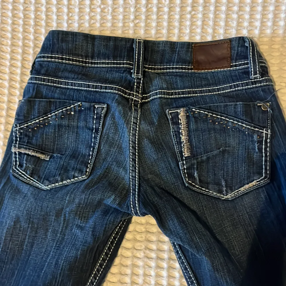 suuuupersnygga jeans som inte kommer till användning längre🥲 de är i perfekt skick förutom ett hål som jag sytt ihop som inte syns! kan skicka bild❤️ mått: innerbenslängd 82cm o midja 34cm rakt över. Jeans & Byxor.