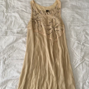 Beige lös klänning  - Väldigt skön och fin lös beige klänning från Vila i storlek M. Passar perfekt för sommaren :), Dma vid fler frågor eller bilder