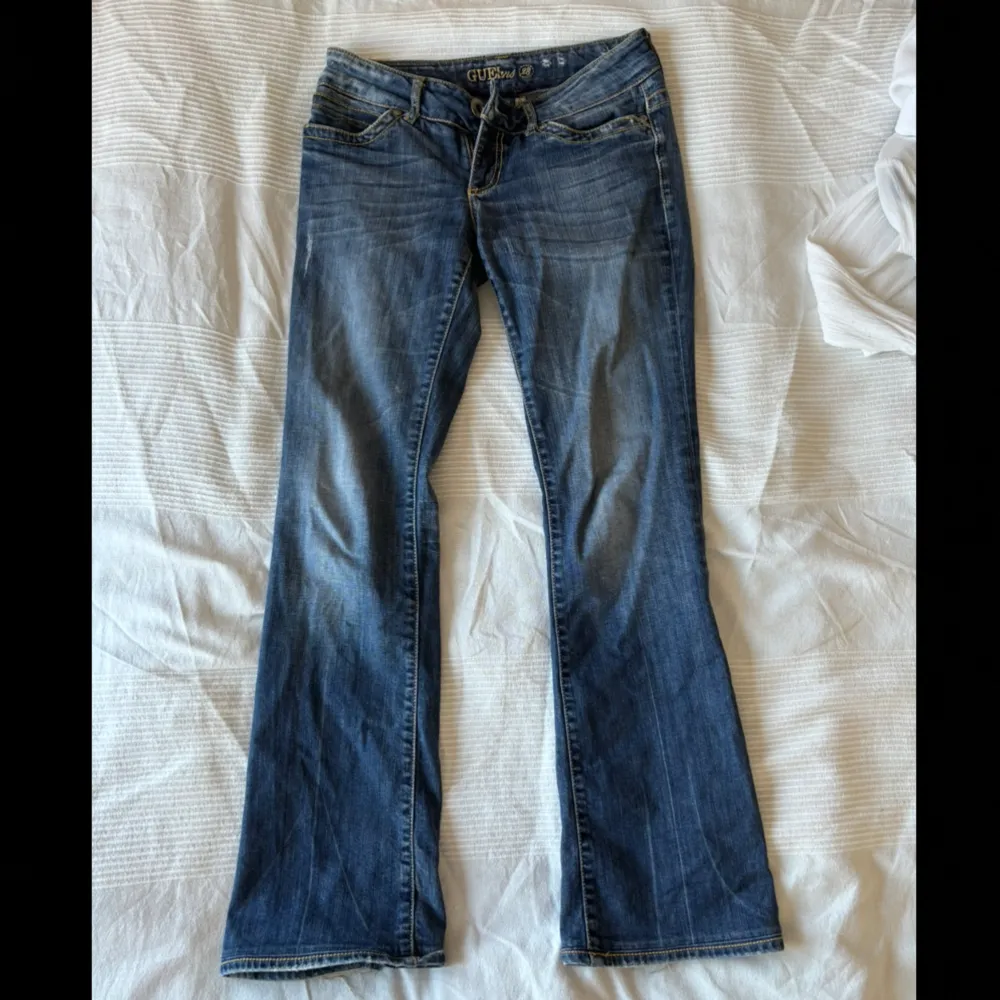 As snygga lågmidjade bootcut jeans ifrån guess!💓💓 midjemått: ca 37 Innerben: ca 80 Jag är 1,65💓 Pris kan diskuteras!. Jeans & Byxor.