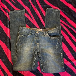 Cute jeans - Ett par jeans ja köpte men f var racka i benen så jag klippte för att jag skulle du om d men har aldrig orkat❤️