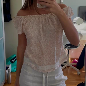 Topp - En sjukt fin topp från hollister. Köpt secondhand så väldigt unik. Kommer tyvärr inte till användning. Passar xs-m