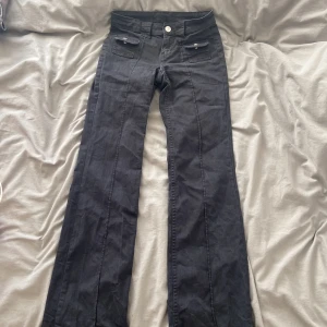 Lågmidjade jeans bootcut  - Lågmidjade bootcut jeans i storlek EUR 32.  Aldrig använda.