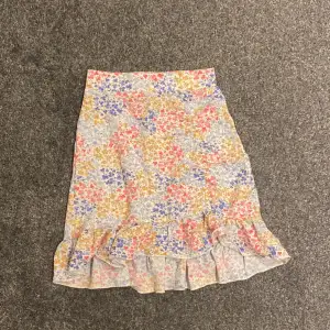 En superfin kjol!!  Inga defekter förkommer. Säljs för den är tyvärr för liten för mig och kommer inte komma till användning. 💕💕Helt perfekt till sommaren!! 
