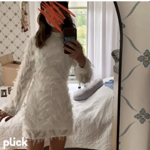 Studentklänning - Säljer denna långärmade studentklänning, inga defekter! 