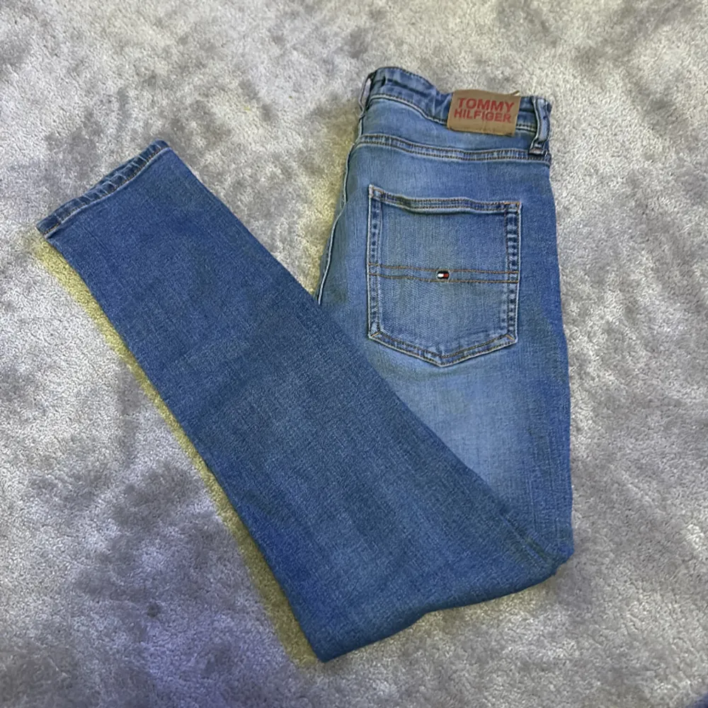 Tjenare, säljer mina Tommy Hilfiger  jeans efter som att dom är för små, 10/10 skick. Jeans & Byxor.