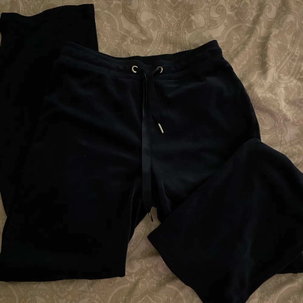 Säljer pågrund av att de inte kommer till användning. Matchnde tröja finns inne på min sida. Pris kan diskuteras💕. Jeans & Byxor.