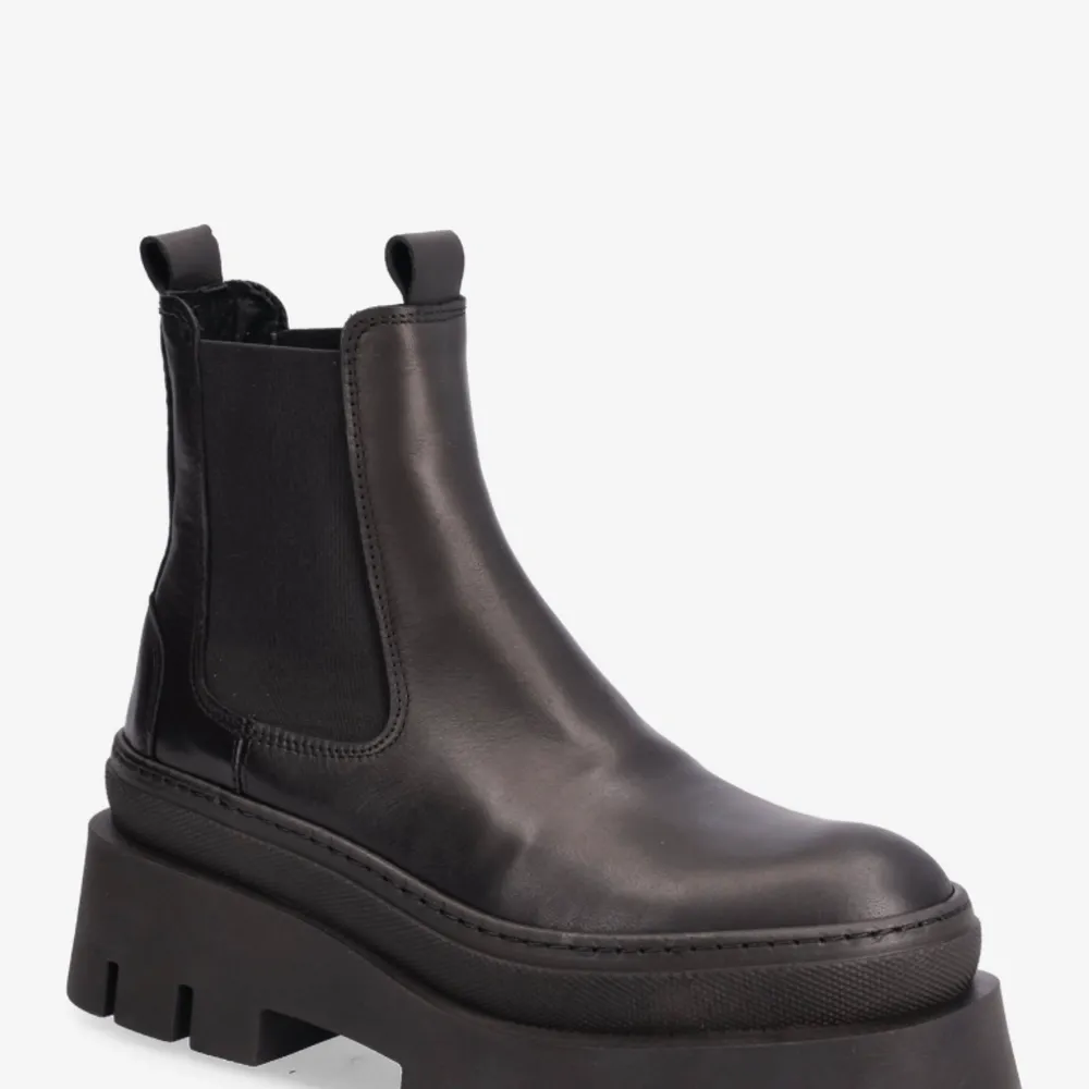 Platform boots från Pavement  Använda cirka 4-5 ggr  Modell Linnie   Köpta för 1799:-. Skor.