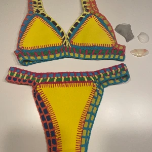 Bali Bikini 👙tvåsidig - storlek XS/S (32-36) - Helt ny. För liten för mig. Storlek XS-S. Från storlek 32-36. Alternativt mindre än 70C (det är vad jag har, blir precis för liten) och XXS-S på underdelen. (Jag har XS-S).  Två sidor - 2 bikinis i 1! 