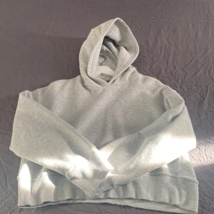 Zara hoodie - Knappt använd cropped zara hoodie, nästan som ny💞