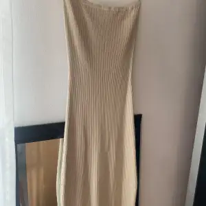 Säljer denna super snygga klänningen, köptes förra sommaren men kom tyvärr aldrig till användning. Klänningen är helt ny. 
