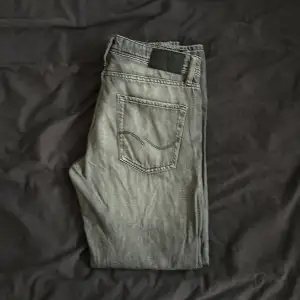 Ett par mörkgråa chris jeans ifrån jack n jones. Hade gissat på att nypris ligger på runt 650. Inga defekter överhuvudtaget!
