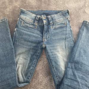 Ett par superfina low waist jeans från HM, har två fickor där back. Som tyvärr har blivit för små för mig ❤️