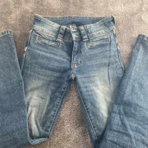 Jeans low waist  - Ett par superfina low waist jeans från HM, har två fickor där back. Som tyvärr har blivit för små för mig ❤️