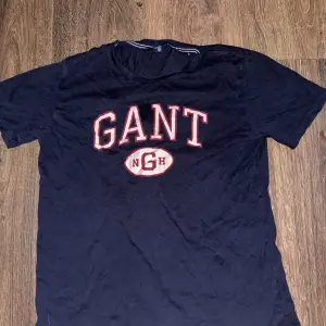 En marinblå GANT t-shirt, använd ett fåtal gånger. Priset kan diskuteras!☺️💕