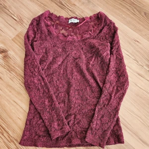 Spetstopp - Vinröd spetstopp i storlek S!