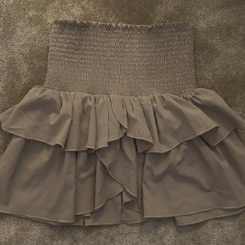 Beige kjol från neo noir i superfint skick, nästan aldrig använd 💞. Kjolar.