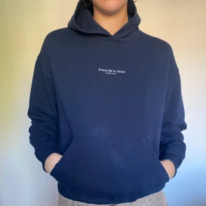 Mörkblå hoodie  - Super mysig mörkblå hoodie som är i bra skick 
