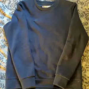 Mörkblå sweatshirt, använd några gånger men väldigt bra skick!! Storlek 158 men passar mig som har storlek S