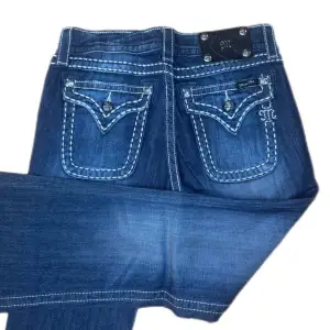 Miss Me jeans i modellen ”JS5148F7/flare” midjemåttet rakt över är 37cm. Ytterbenet 107cm och innerbenet 86cm. Jeansen är som helt nya. Kontakta vid intresse!