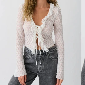 Tie frill top - Skitsnygg volangtopp från Gina Tricot, helt slutsåld på hemsidan. Aldrig använd och har lappen kvar då jag inte gillade hur den satt på mig.