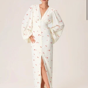 Klänning från Adoore, aldrig använd  - Helt ny och oanvänd klänning i Positano-modellen från Adoore i storlek 32. Säljer pga tog av prislappen och kunde inte returnera. Ordinarie pris: 1695kr. 