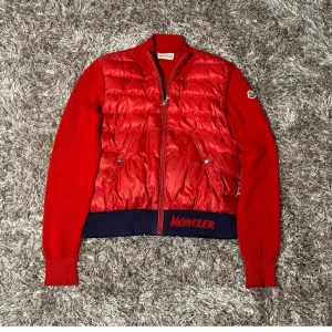 Moncler cardigan  - Tja! Säljer nu denna cardigan då den ej passade mig! Hör av er vid minsta lilla🍾 självklart äkta passar xs-s