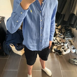 Ralph lauren skjorta - Ljus blå skjorta i bra skick barn storlek L(14-16) tänker pris 350kr men kan diskuteras.