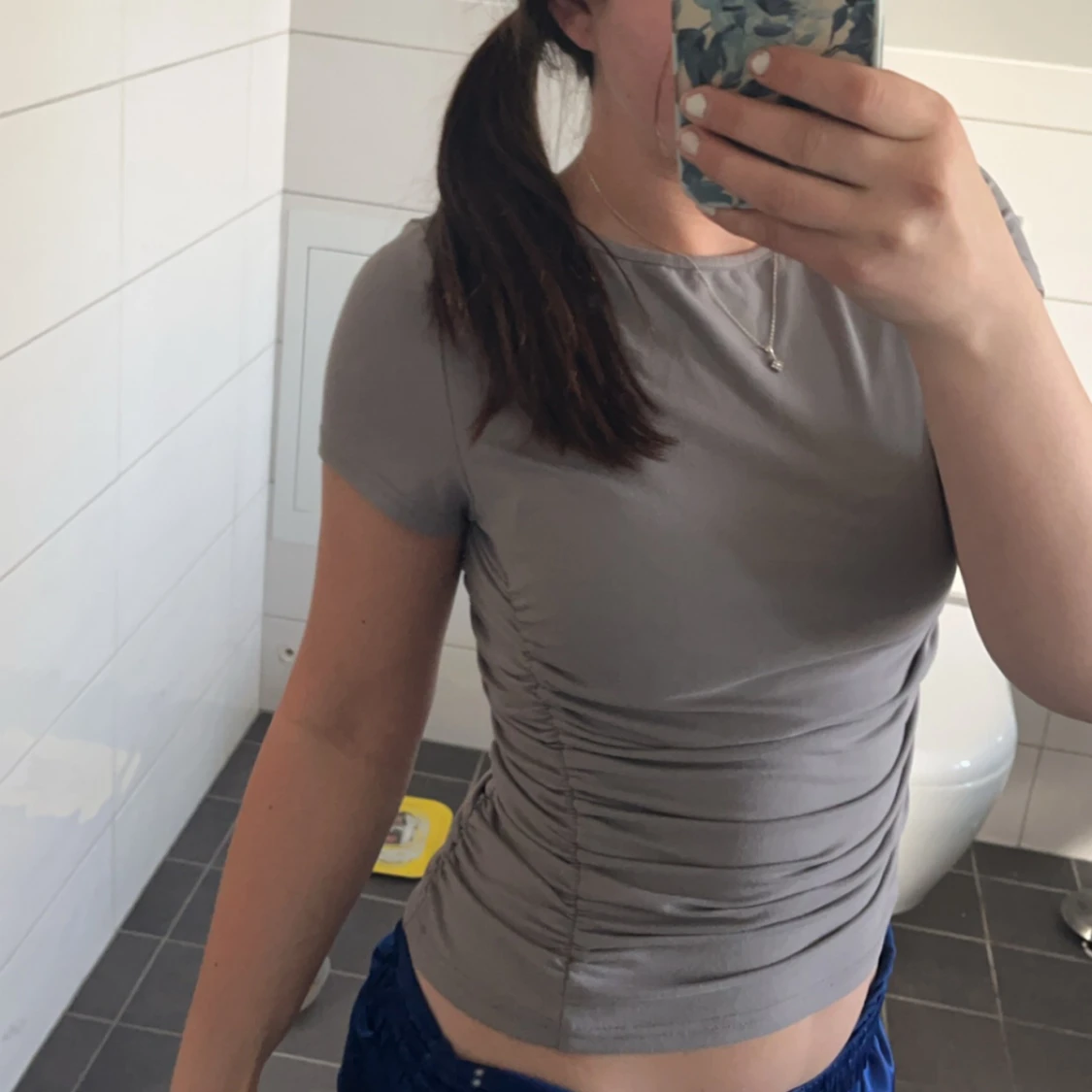 Grå fitted t-shirt - 2