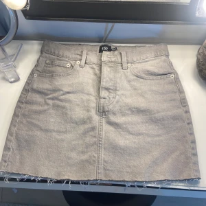 Super fin grå kjol till sommaren🎀 - Säljer denna kjol då den är lite för stor för mej. Den är i en super fin ljus grå färg perfekt till sommarn☀️