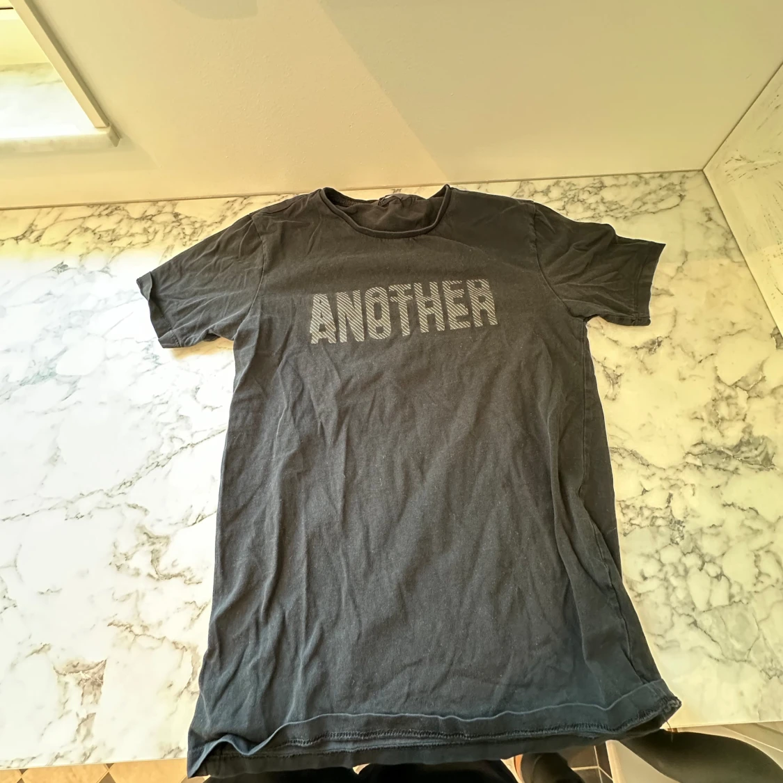 Svart tröja med tryck  - 90