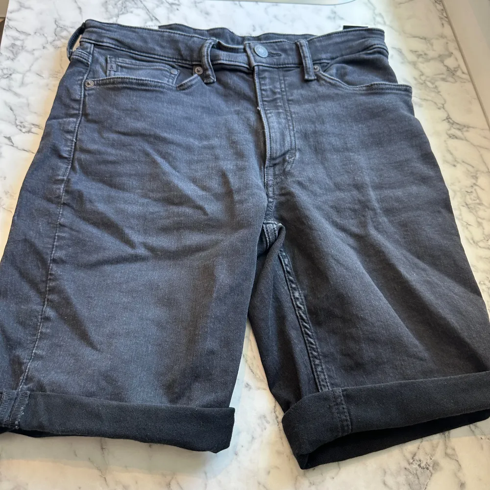 Svarta jeansshorts från HM i storlek 30. Har ett extremt mjukt material och blir därför lätt att röra sig i. Jeansen är vikta längst ner vid låren och fickorna är stora nog. En perfekt byxa för sommaren! . Shorts.