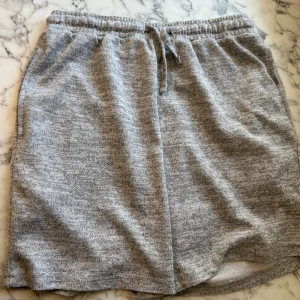 Gråa pyjamas shorts  - Korta gråa shorts från primark. Shortsen har ett mjukt och stretchigt material som gör de trevligt att sova. Shortsen har fickor och band att knyta ifall de skulle vara för stora. Shortsen har endast använts fåtalet gånger så de funkar precis som nya