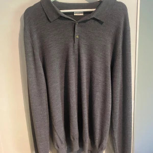 Tröja - En perfekt tröja över skjortan. Använd fåtal gånger och nypriset ligger runt 900.