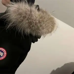 Säljer en oerhört snygg och populär Canada Goose jacka. En jacka som är varm o snygg inför vintern. Använd endast en vinter. Orginalpris är 16 749kr men säljer den för endast 4000kr💜 500kr rabatt om den köpa tillsammans med Parajumper jackan