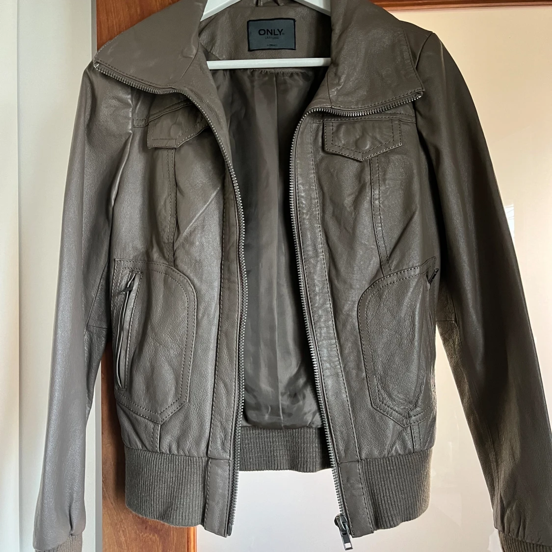 Gråbeaige skinnjacka - 90