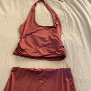 JÄTRE fin mörk lila rosa sett 💕 - Aldrig använt den jätte fin sitter tajt och fin du får kropp i den mörk lila rosa men mer lika än rosa JÄTRE fin 💕💕😍