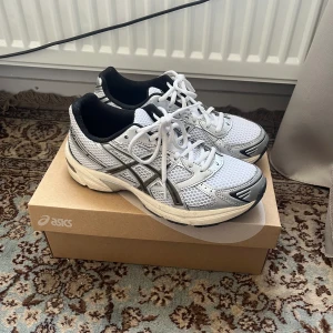 Asics GEL-1130 Sportstyle🤍💛😁😫💦😈 - Sjuka Asics Gelz helt perfekta för sommaren brorsan. Perfekt skick kommer med box o allt inkluderat🤯 Klippta på SNS o knappt använda , storlek 39🤓🤓