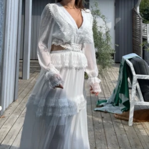 Klänning - Säljer denna superfina oanvända klänning med prislapp på. Skulle ha den till studenten men har hittat en annan. Skulle säg att det är en S, då jag själv brukar ha S och den passar mig bra. Nypris 1000kr