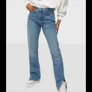 Mid waist jeans med slits - säljer då de var för stora för mig.   Endast använda 1 gång.  Bilden är lånad men det är likadana byxor, dem ser dock lite mörkare ut i verkligheten.  Priset går att diskuteras! Tveka inte att höra av dig vid frågor