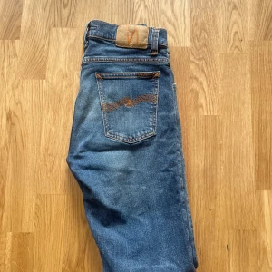 Nudie Jeans W30 L34 - Nudie Jeans Mycket bra skick. Storlek 30 34 Skriv för fler bilder Säljer för att de är för små för mig.  Tilted Tor