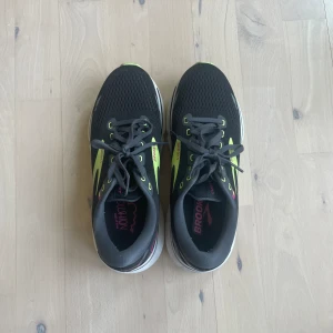 Brooks löparskor - Löparskor, broke ghost i storlek 39. Passar mig som annars har 38-39. Nypris 1700. Använda några gånger men köpt nya.