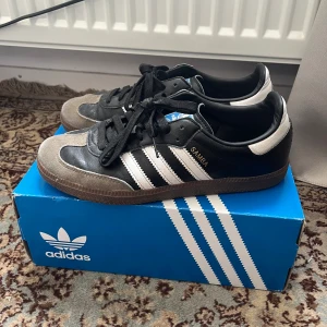 Adidas Samba (Svart / Vit)🔥🔥🐕‍🦺🐩🐕‍🦺🐩🐕‍🦺🐩🐕‍🦺 - Sjukt fina sambas sitter dunder på allting från najs brallor till en fet kjol😫🔥🔥 bra skick som fan! strolek 39