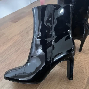 Blank klacksko - Nyskick, Aldrig använda. Storlek 39, från Nelly. 